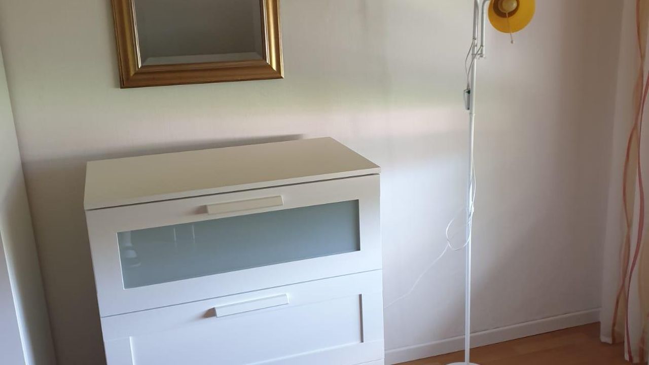 Schlafzimmer Kommode mit antikem Spiegel Schlafzimmer Kommode mit antikem Spiegel